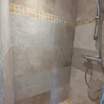 à 100m De La *