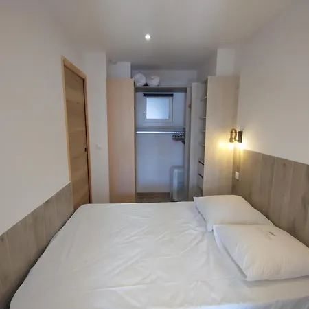 A 100m De La * Grimaud