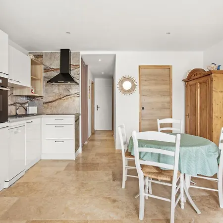 A 100m De La * Grimaud