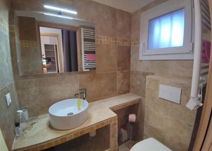 شقة A 100m De La *